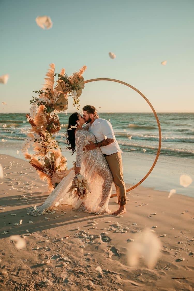 Boda en playa con arco decorado