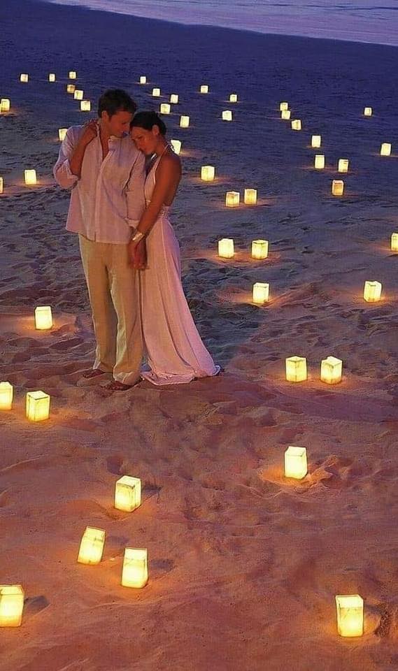 Cena romántica en playa con velas