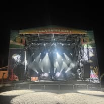 Escenario profesional iluminado por Alpha & Omega Producciones