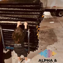 Staff moviendo equipo de producción